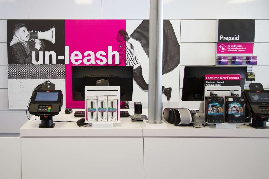 T-Mobile | 6684 Joliet Rd, Countryside, IL 60525, USA | Phone: (708) 246-1200