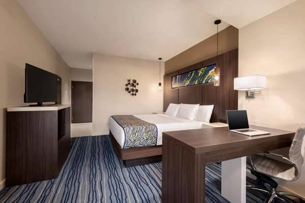 La Quinta Inn & Suites by Wyndham Orlando IDrive Theme Parks | 11545 International Dr, Orlando, FL 32821 | Phone: (407) 315-7400