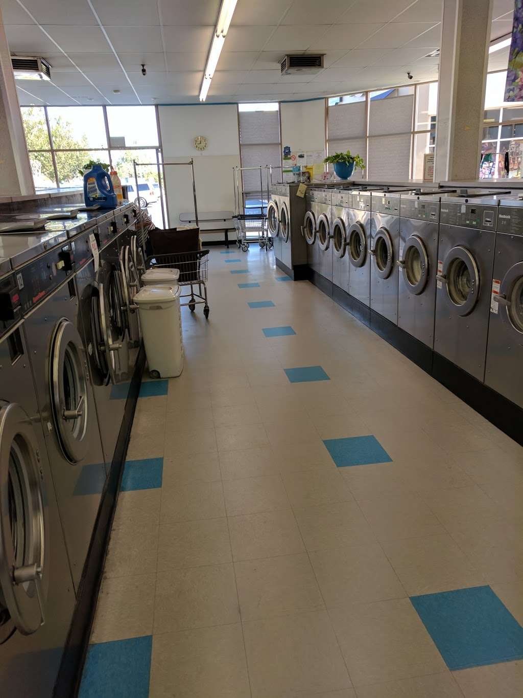 Sudz Laundry Center | 2400 Newport Blvd, Costa Mesa, CA 92627 | Phone: (949) 515-8977