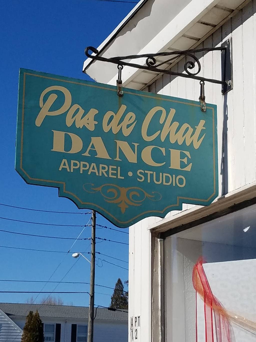 Pas De Chat | 107 E Main St, New Holland, PA 17557, USA | Phone: (717) 354-2521