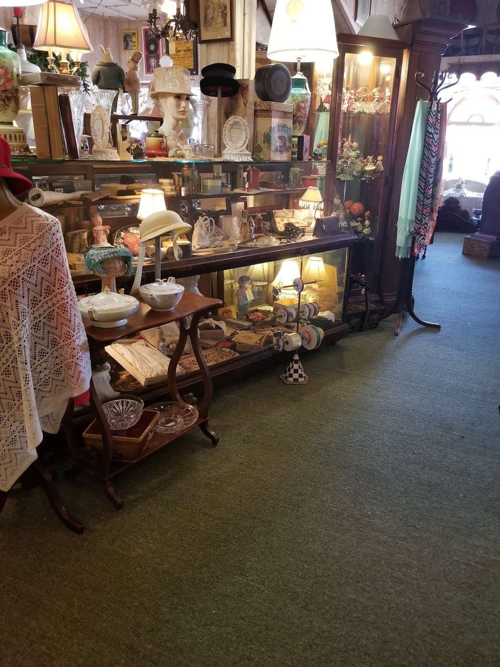 Biggar Antiques | 140 Haines Blvd E, Lake Alfred, FL 33850, USA | Phone: (770) 451-2541