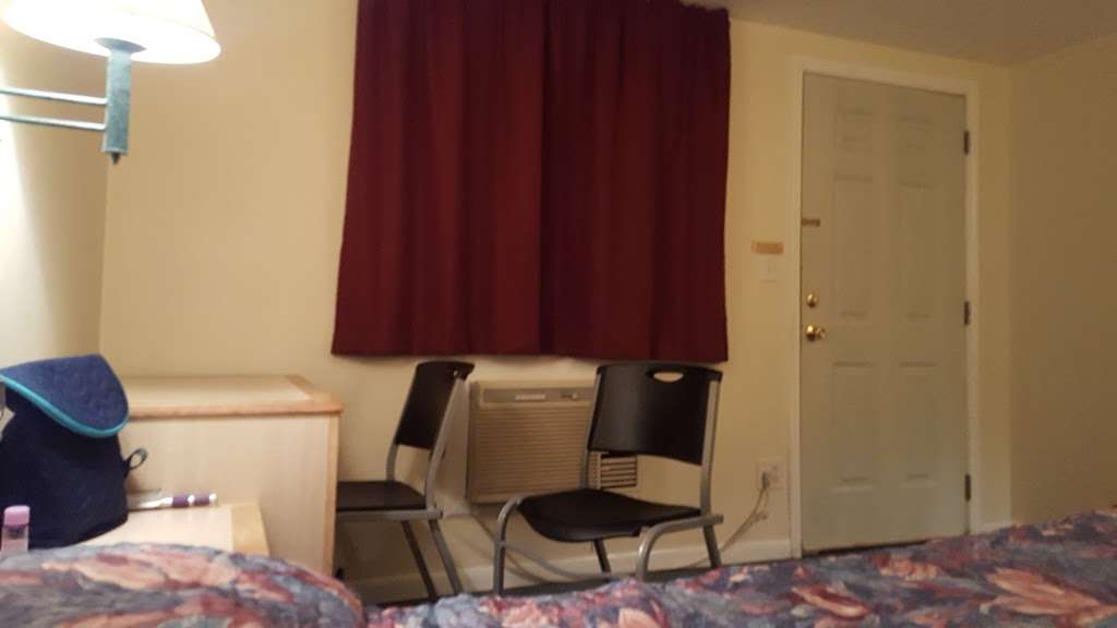 Village Motel | 6871 N Milwaukee Ave, Niles, IL 60714, USA | Phone: (847) 588-2759