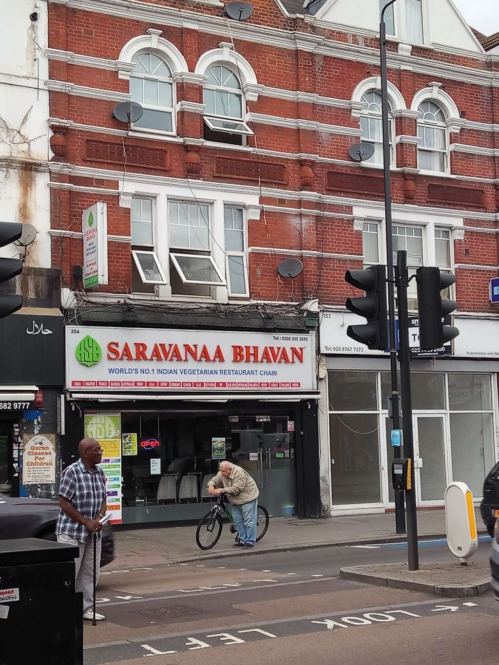 Saravanaa Bhavan Tooting | 254 Upper Tooting Rd, Tooting, London SW17 0DN, UK | Phone: 020 8355 3555