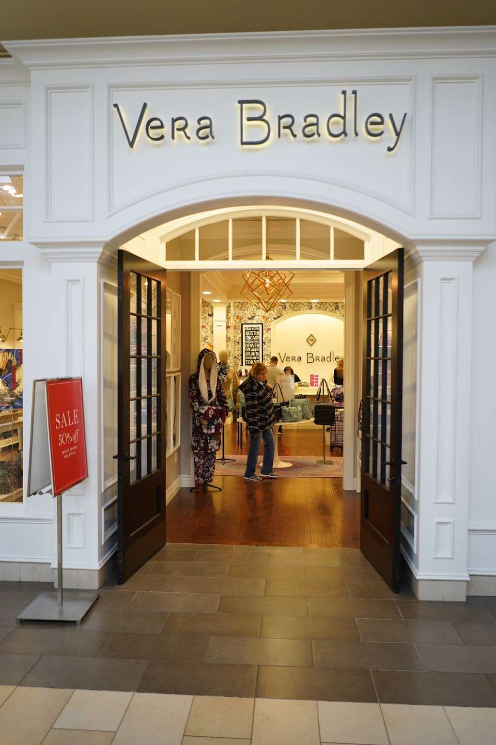 Vera Bradley | 510 Christiana Mall, Newark, DE 19702, USA | Phone: (302) 733-0880