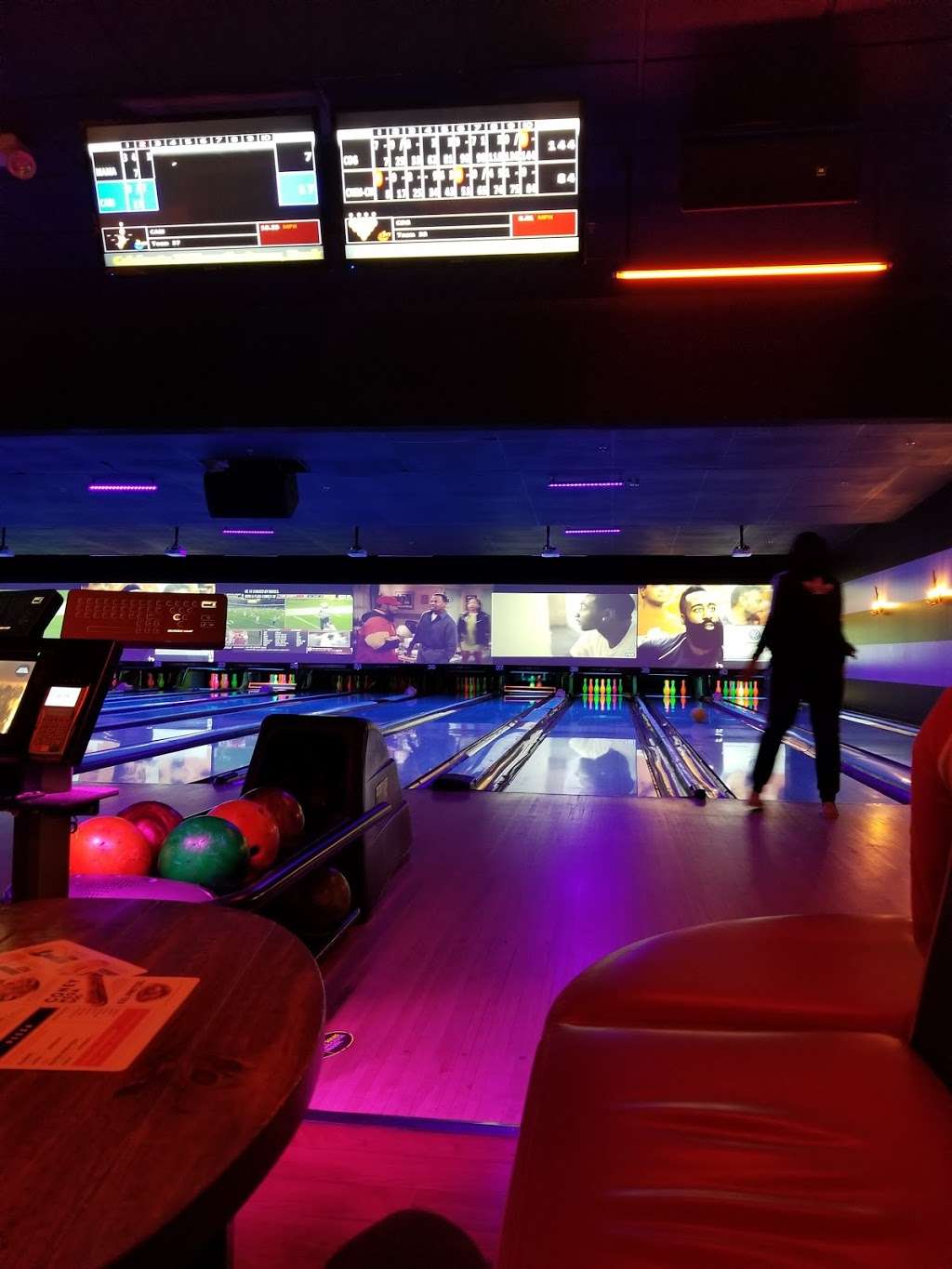 Bowlmor Houston | 925 Bunker Hill Rd, Houston, TX 77024, USA | Phone: (713) 461-1207