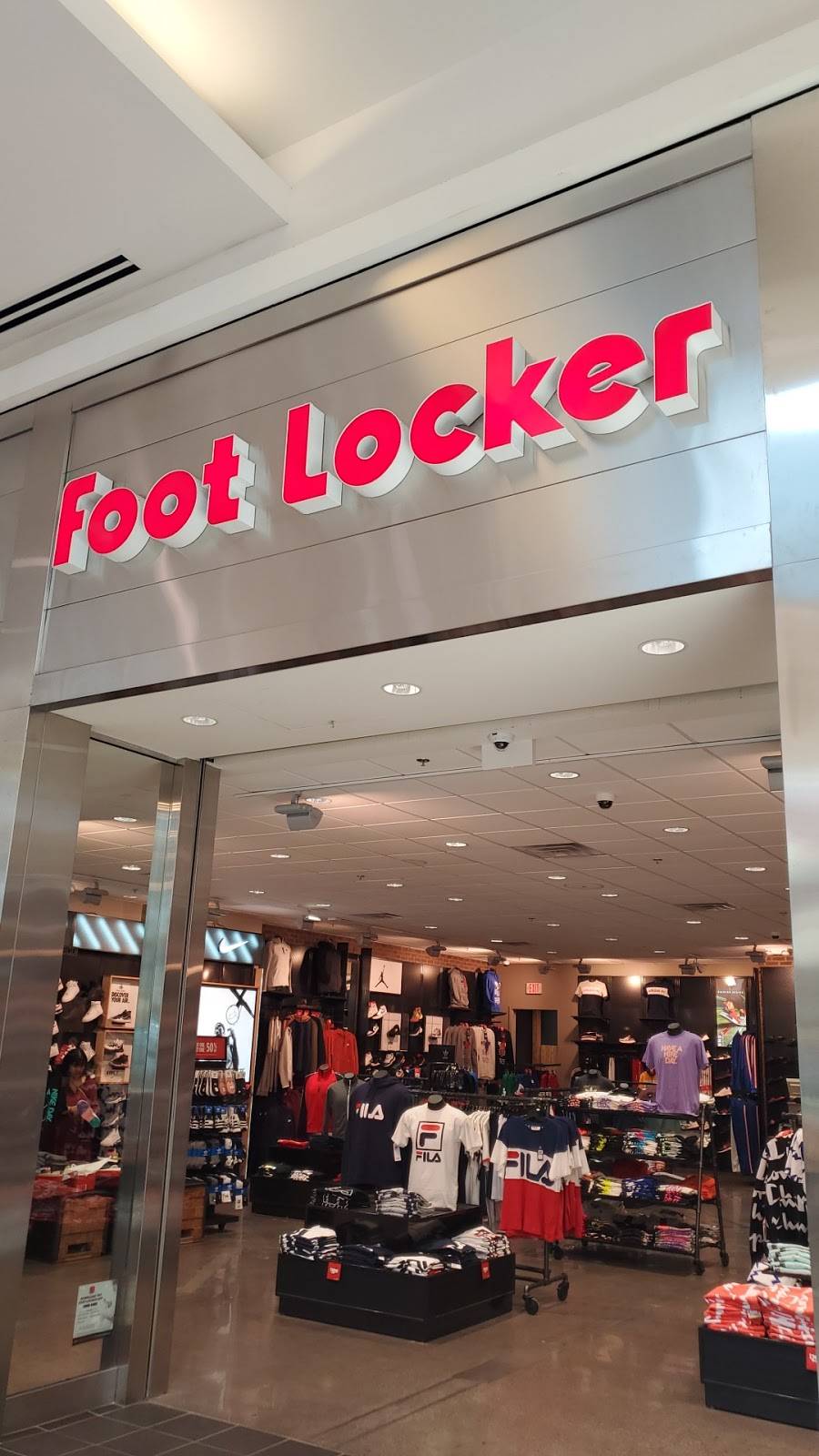 Foot Locker | 6100 O St Suite 406, Lincoln, NE 68505, USA | Phone: (402) 466-7725