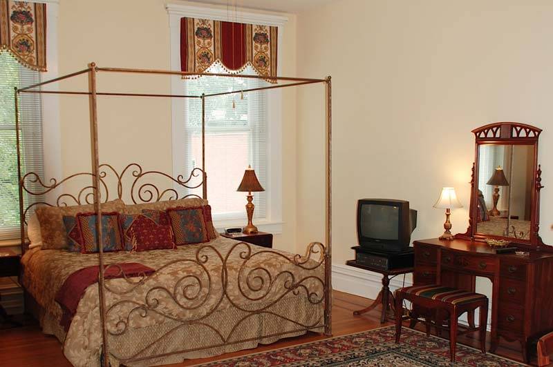 Dupont Mansion Bed & Breakfast | 1317 S 4th St, Louisville, KY 40208, USA | Phone: (502) 638-0045