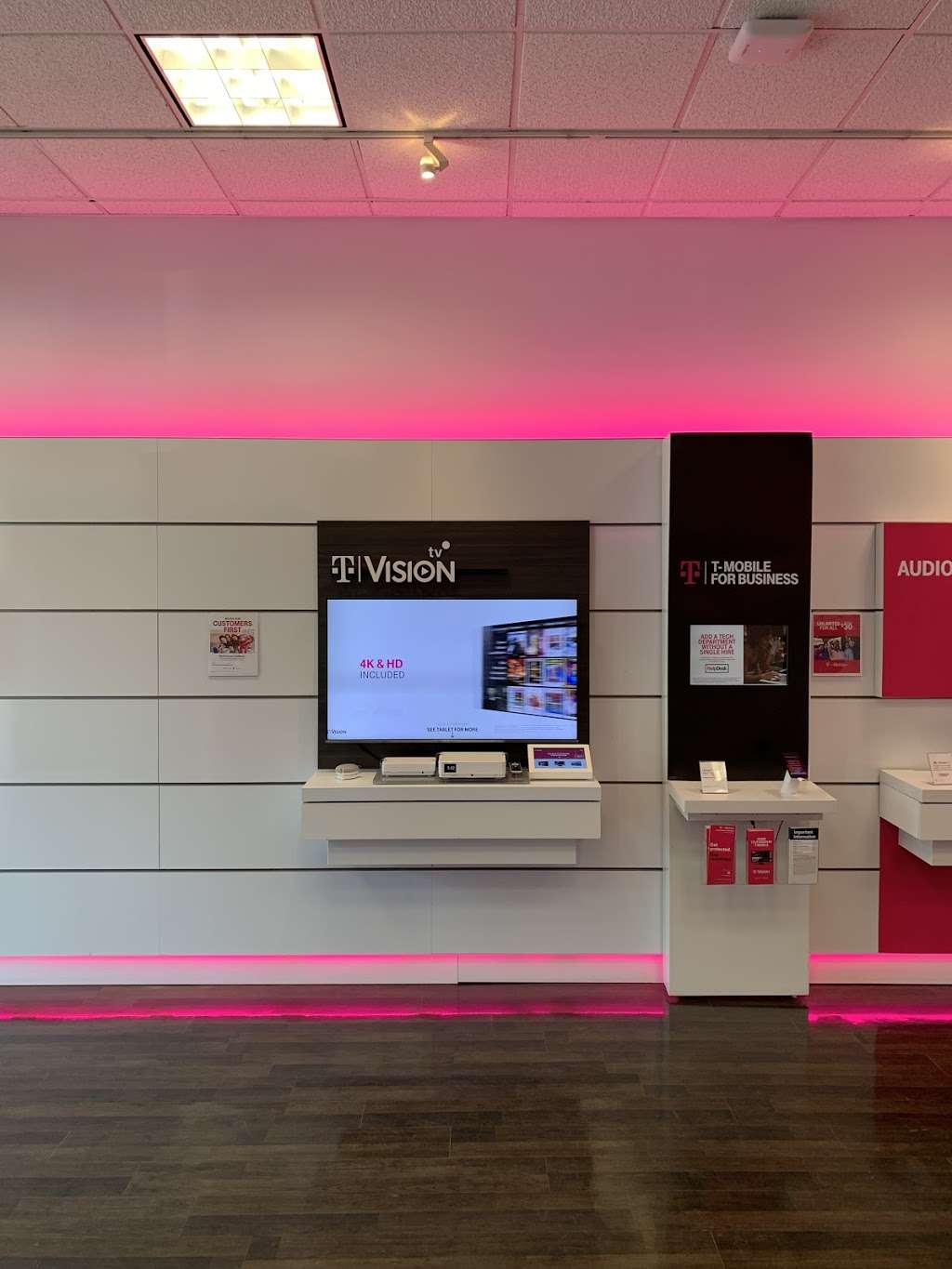 T-Mobile | 1451 E 53rd St, Chicago, IL 60615, USA | Phone: (773) 752-6015