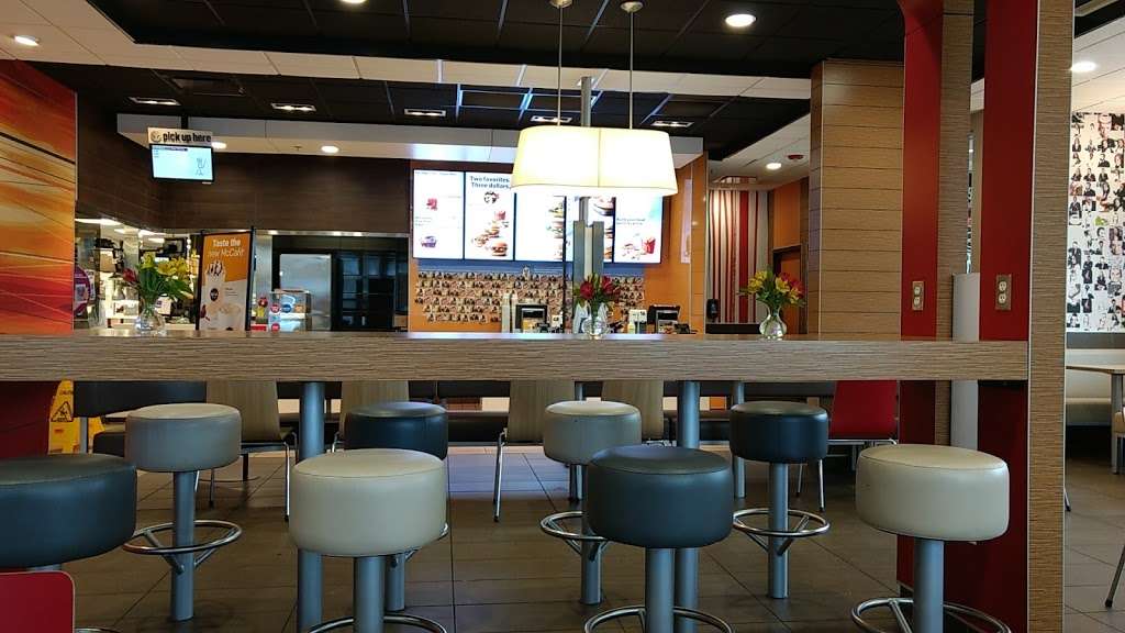 McDonalds | 15 E Dundee Rd, Arlington Heights, IL 60004, USA | Phone: (847) 749-3105