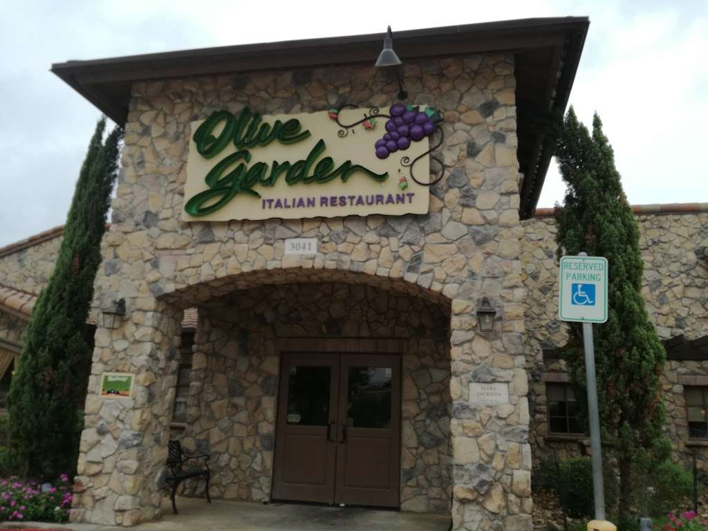 Olive Garden Italian Restaurant | 3041 Interstate 45 N, Conroe, TX 77304, USA | Phone: (936) 539-5200