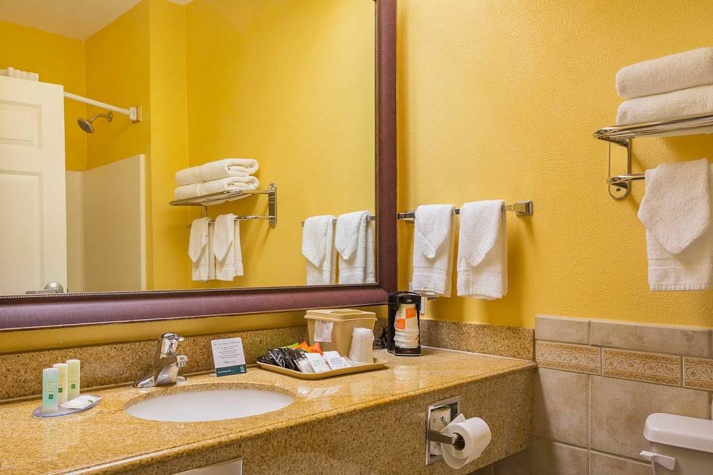 Quality Inn & Suites Beachfront | 5924 Seawall Blvd, Galveston, TX 77551, USA | Phone: (409) 740-1088