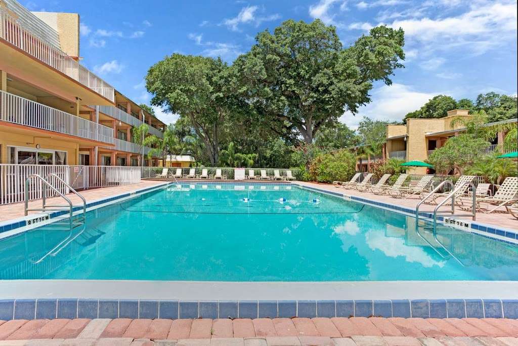 Howard Johnson by Wyndham Tropical Palms Kissimmee | 4311 W Vine St Hwy 192, Kissimmee, FL 34746 | Phone: (407) 966-4406