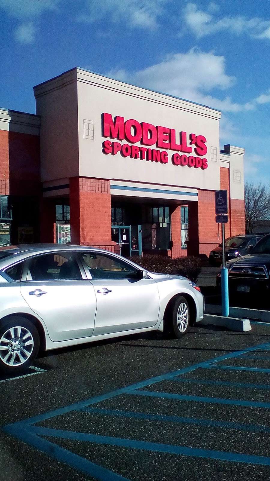 Modells Sporting Goods | 852 Sunrise Hwy, Bay Shore, NY 11706 | Phone: (631) 666-6910