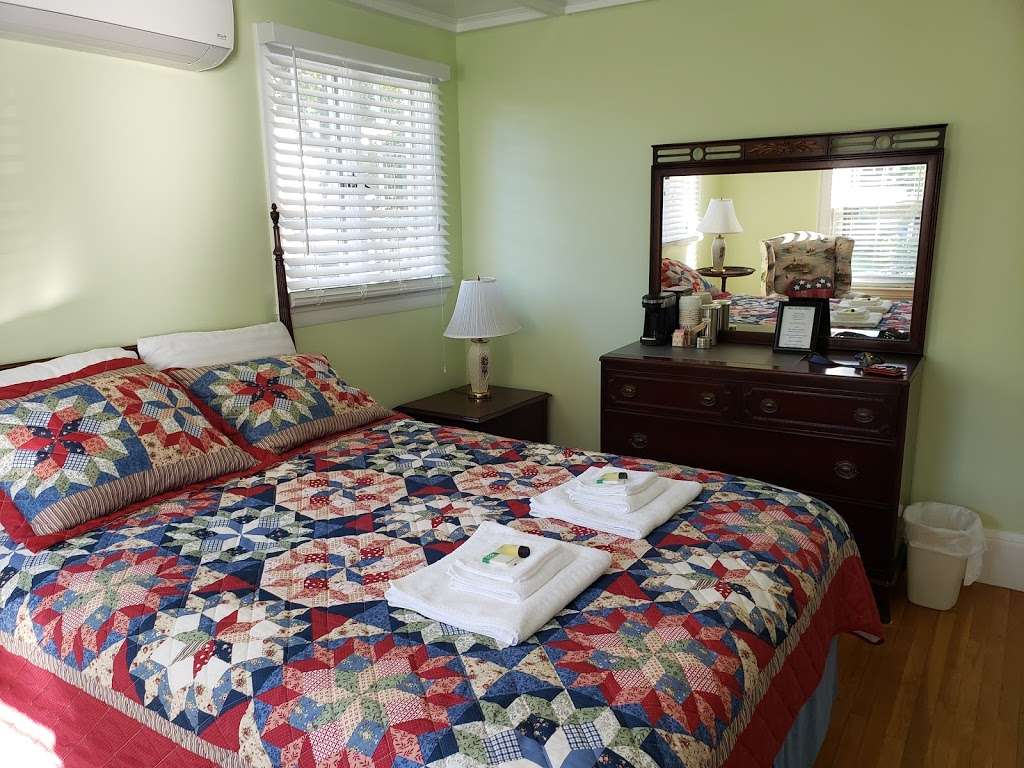 Blue Anchor Guesthouse | 7 Lincoln St, Plymouth, MA 02360, USA | Phone: (508) 746-9551
