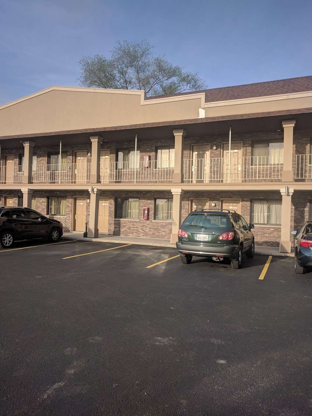 American Inn & Suites | 6401 Joliet Rd, La Grange, IL 60525 | Phone: (708) 352-3113