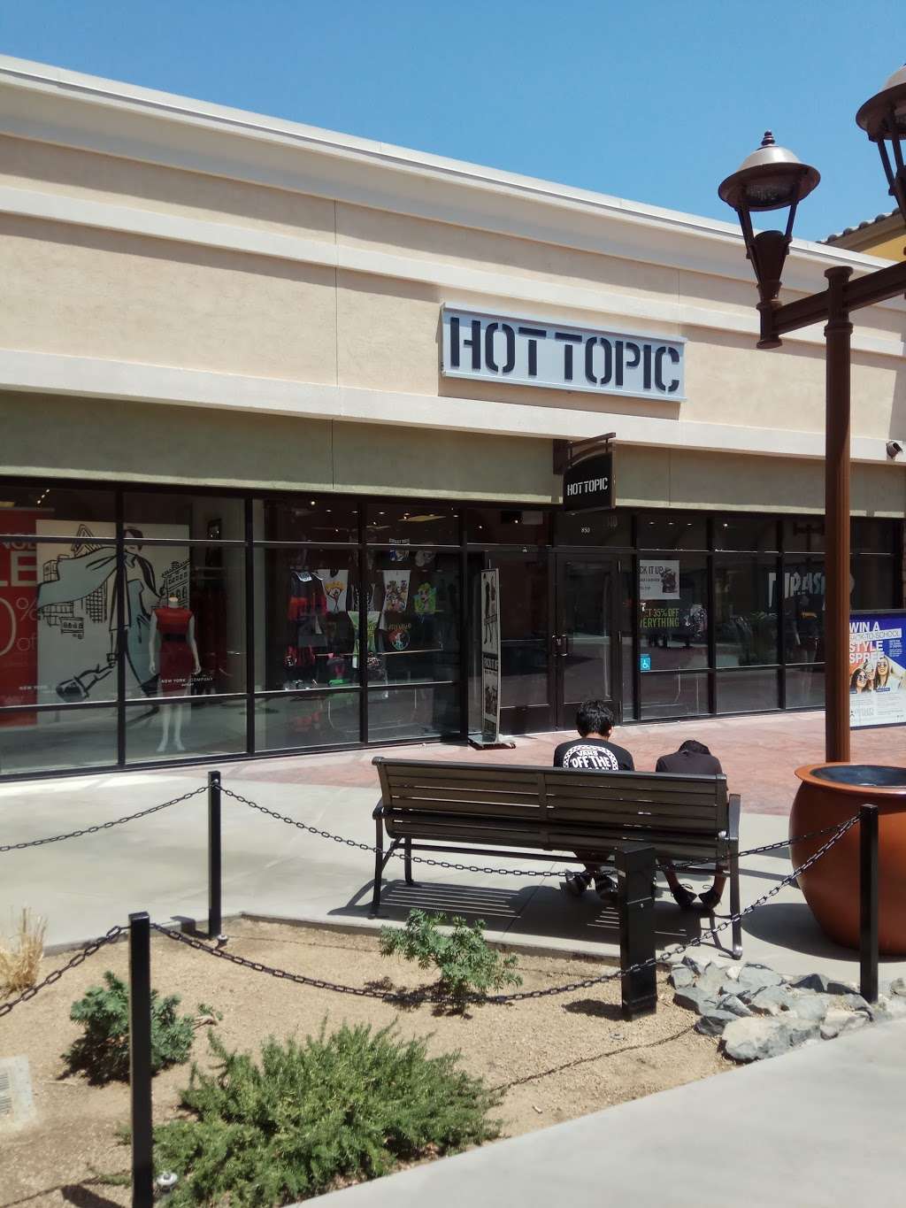 Hot Topic | 5701 Outlets at Tejon Pkwy #850, Arvin, CA 93203, USA | Phone: (661) 858-2874