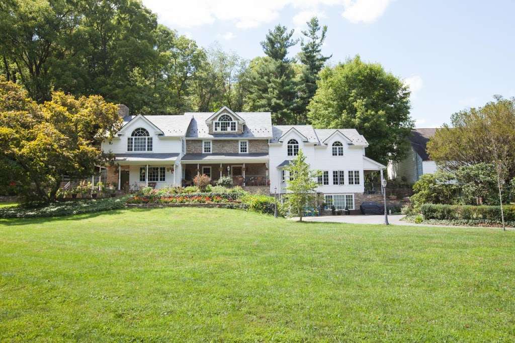 French Country Manor | 64 Snyder Hollow Rd, New Providence, PA 17560, USA | Phone: (717) 284-1999