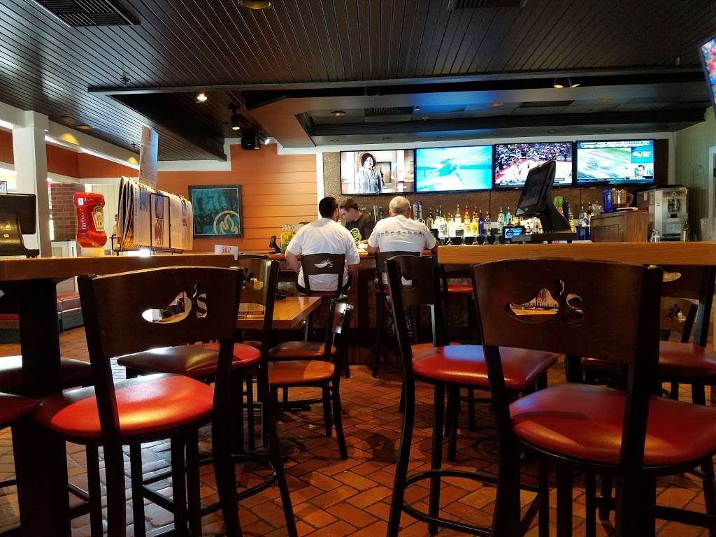 Chilis Grill & Bar | 25 W Cochran St, Simi Valley, CA 93065, USA | Phone: (805) 527-0377