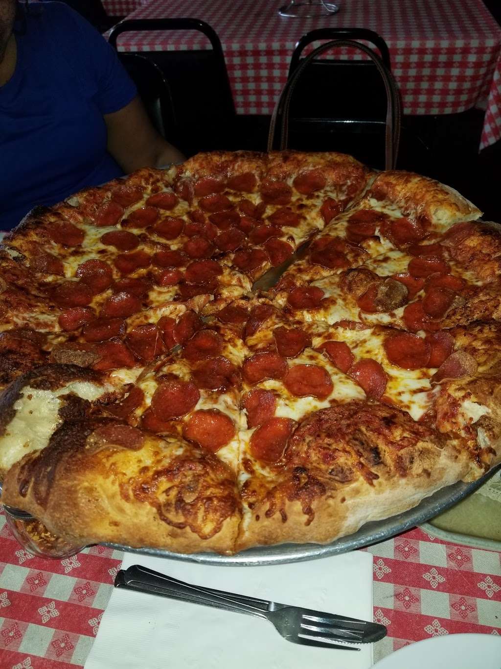 Vincenzos Newhall Pizza | 24504 1/2 Lyons Ave, Santa Clarita, CA 91321 | Phone: (661) 259-6733