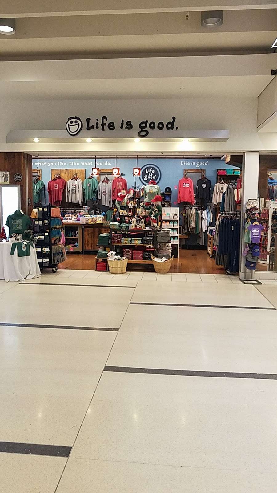 Life is Good | Terminal E, Philadelphia International Airport, Philadelphia PA, Philadelphia International Airport, Philadelphia, PA 19153, USA | Phone: (215) 492-1987