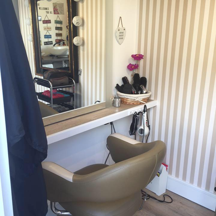 Hollys Hair Hut | 9 Samantha Mews, Havering-atte-Bower, Romford RM4 1QS, UK | Phone: 07725 998588