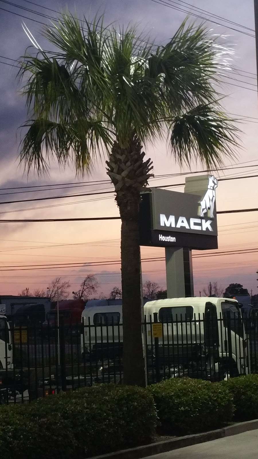 Houston Mack/Isuzu Trucks | 5216 N McCarty St, Houston, TX 77013, USA | Phone: (866) 401-6000