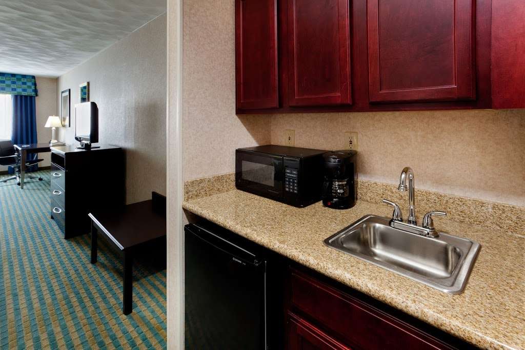 Holiday Inn Express & Suites Smithfield - Providence | 1010 Douglas Pike, Smithfield, RI 02917, USA | Phone: (401) 231-6300