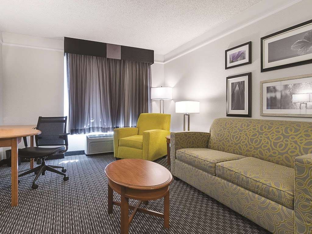 La Quinta Inn & Suites by Wyndham Phoenix Mesa West | 902 W Grove Ave, Mesa, AZ 85210, USA | Phone: (480) 844-8747