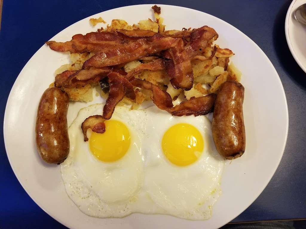 Meadowlands Diner | 320 NJ-17, Carlstadt, NJ 07072, USA | Phone: (201) 935-5444