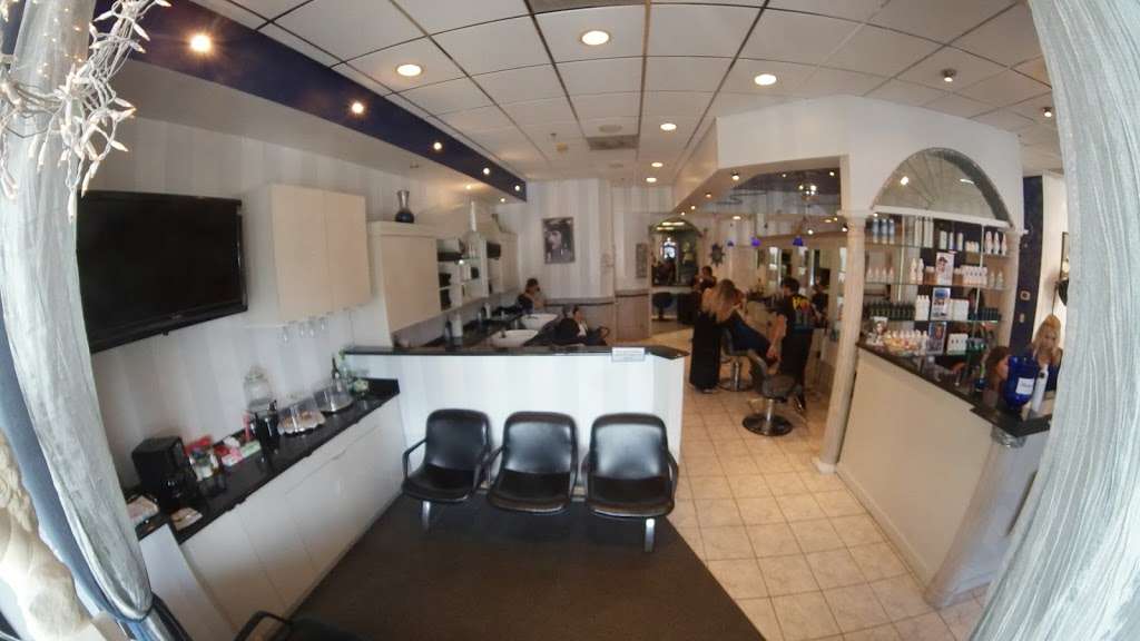 Split Endz Salon | 2105 Sproul Rd, Broomall, PA 19008, USA | Phone: (610) 353-3900