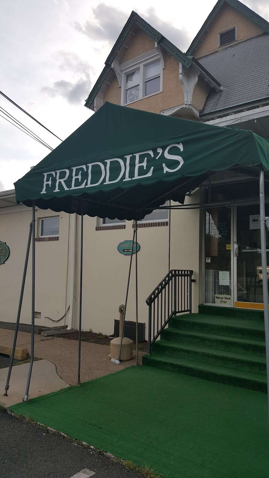 Freddies Tavern and Banquet | 12 Railroad Ave, Ewing Township, NJ 08628, USA | Phone: (609) 882-0978