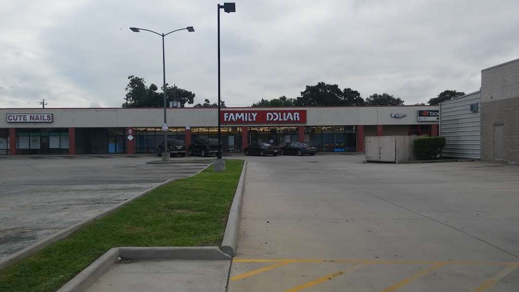 Family Dollar | 11046 Airline Dr, Houston, TX 77037, USA | Phone: (281) 999-3046