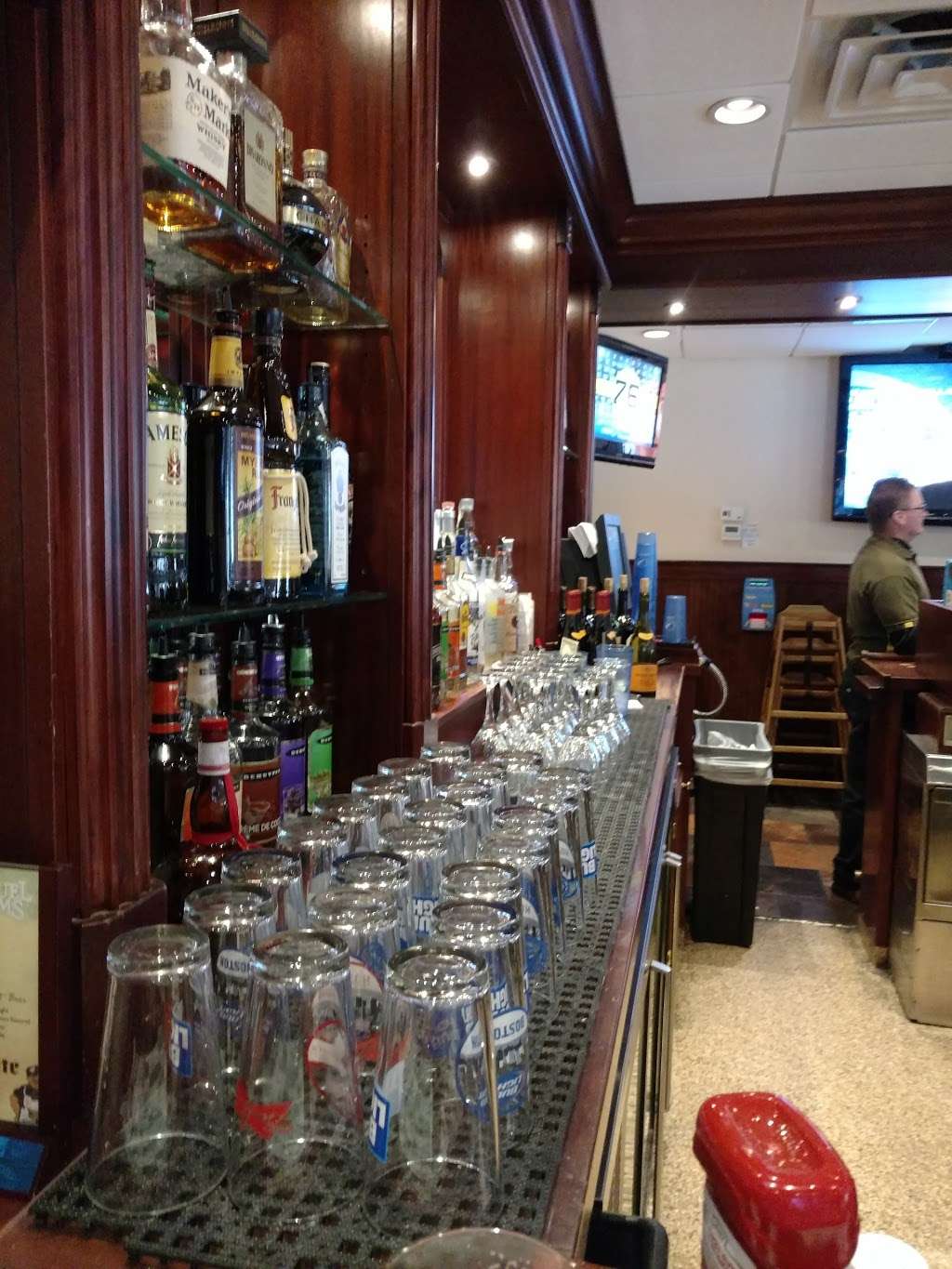 Grumpy White's Restaurant in 211 Sea St, Quincy, MA 02169, USA