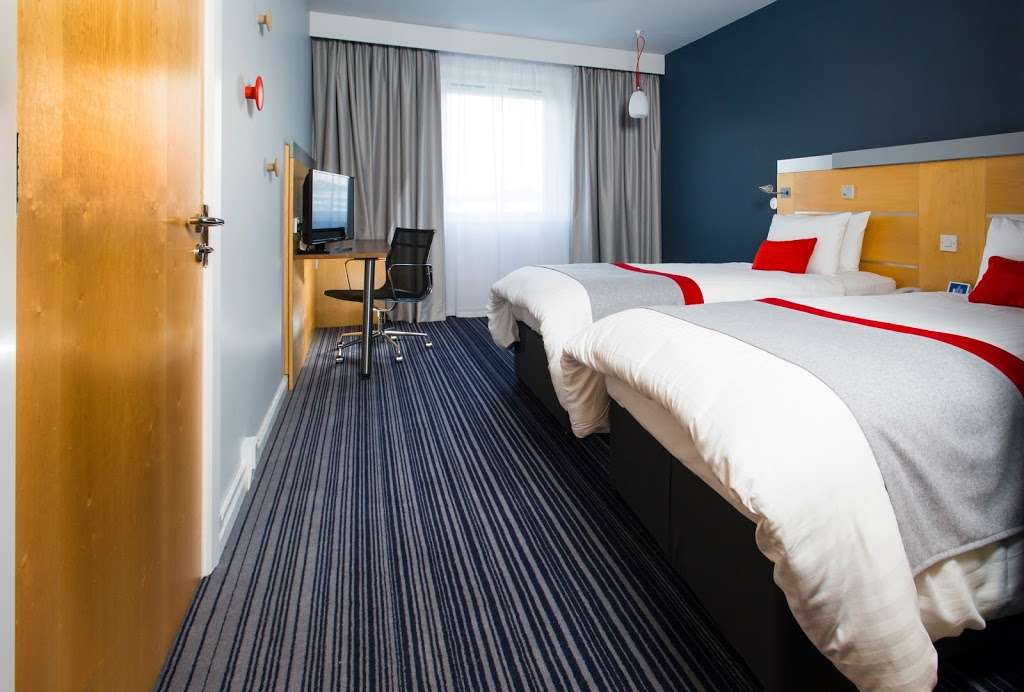 Holiday Inn Express London Epsom Downs | Langley Vale Rd, Epsom KT18 5LG, UK | Phone: 01372 755200