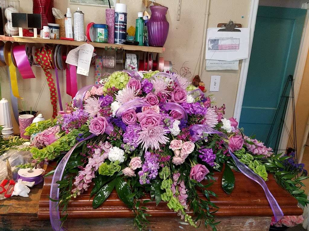 Geges Florist | 6909 Lawndale St, Houston, TX 77023, USA | Phone: (713) 921-6363