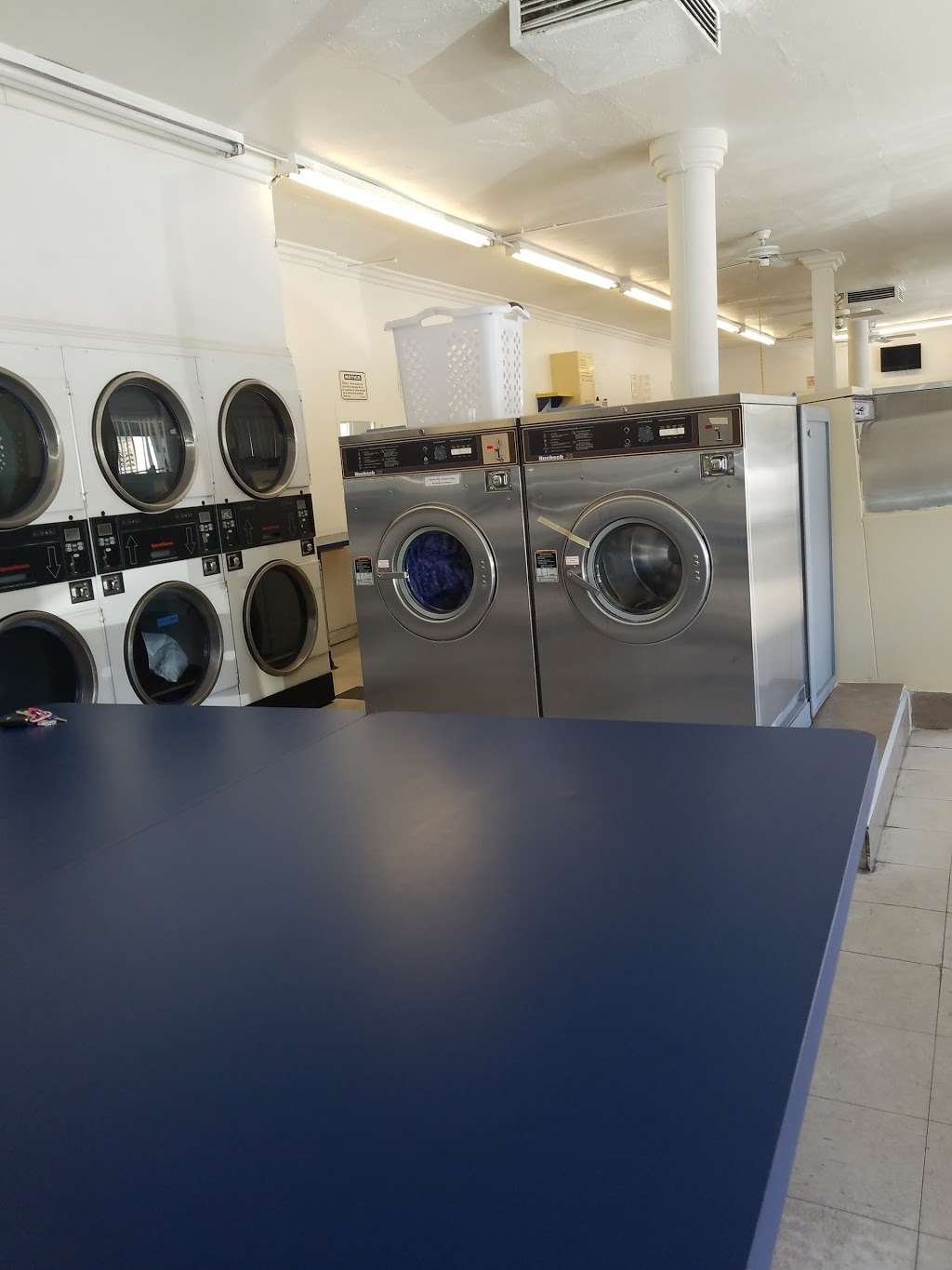 Adams Square Coin Laundry | 1023 E Chevy Chase Dr, Glendale, CA 91205, USA | Phone: (747) 240-6112