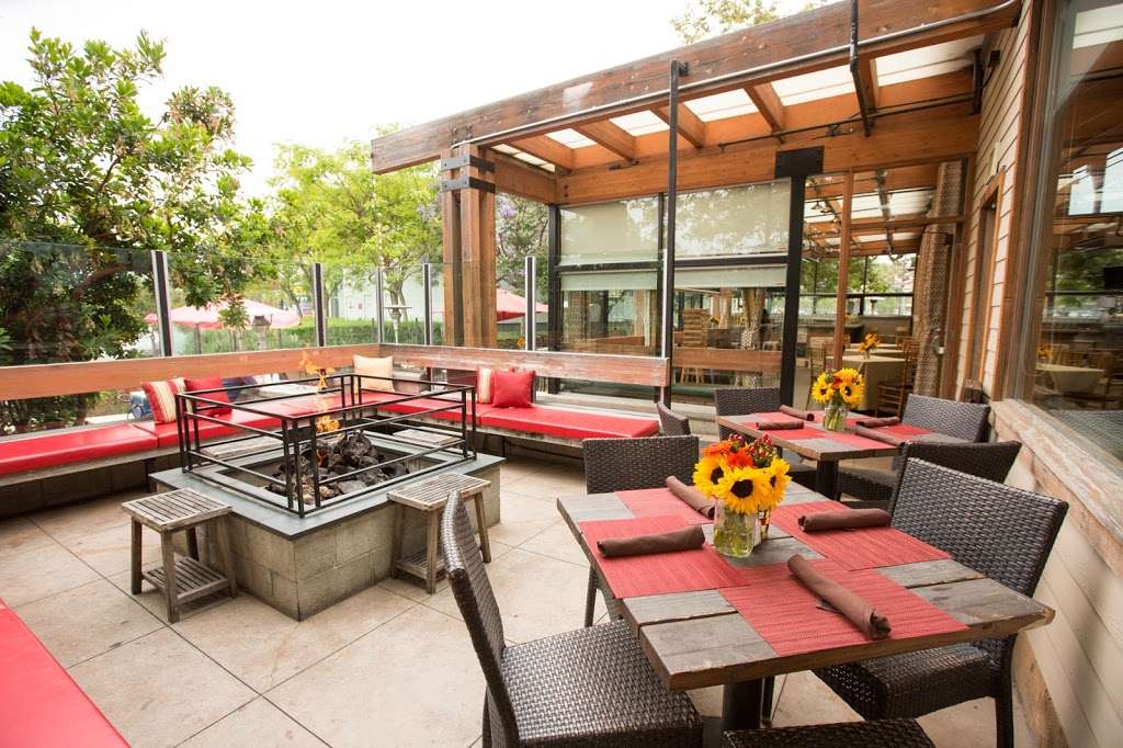 Salt Creek Grille | 2015 East Park Place, El Segundo, CA 90245, USA | Phone: (310) 335-9288