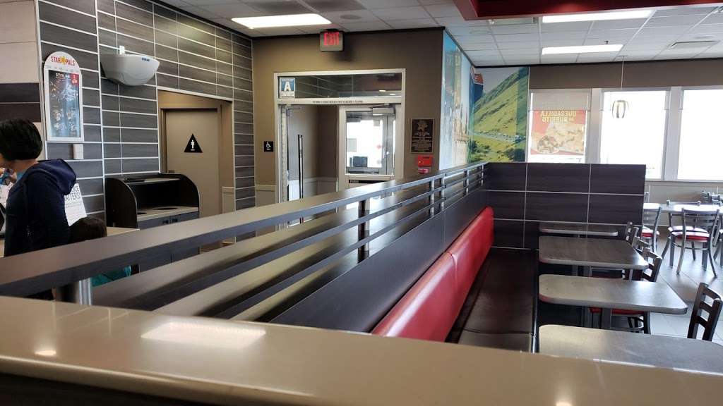 Carls Jr | 5631 Laval Rd, Arvin, CA 93203 | Phone: (661) 858-1162