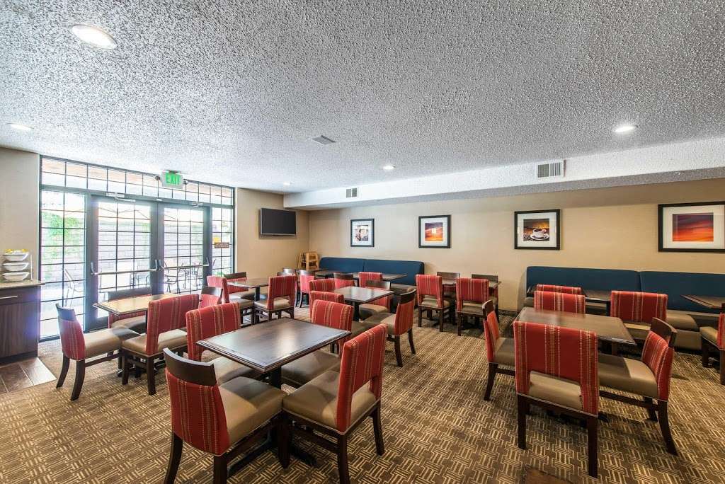 Comfort Suites Golden West on Evergreen Parkway | 29300 US-40, Evergreen, CO 80439, USA | Phone: (303) 526-2000