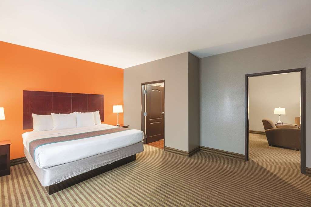 La Quinta Inn & Suites Houston Bush Intl Airport E | 18201 Kenswick Dr, Humble, TX 77338 | Phone: (281) 446-1300