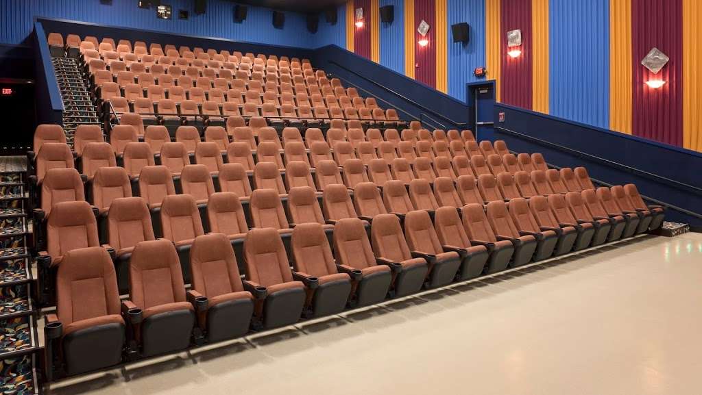 Elk Grove Theatre: Classic Cinemas | 1050 Elk Grove Town Center, Elk Grove Village, IL 60007 | Phone: (847) 228-6707