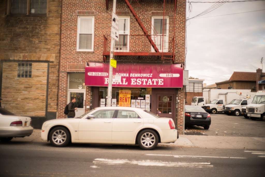 Donna Demkowicz Real Estate Co | 6915 Metropolitan Ave, Middle Village, NY 11379, USA | Phone: (718) 326-2022