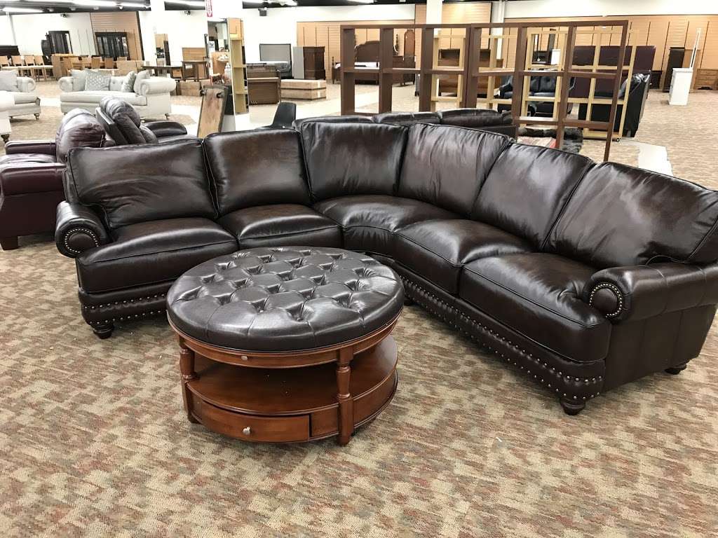 Leonardo Furniture Inc | 500 Sunrise Hwy, Rockville Centre, NY 11570, USA | Phone: (516) 295-4320