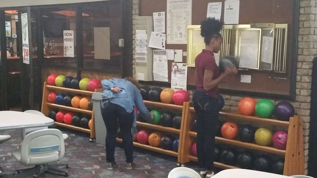 Lakeshore Lanes | 6201 Red Arrow Hwy, Stevensville, MI 49127, USA | Phone: (269) 429-5421