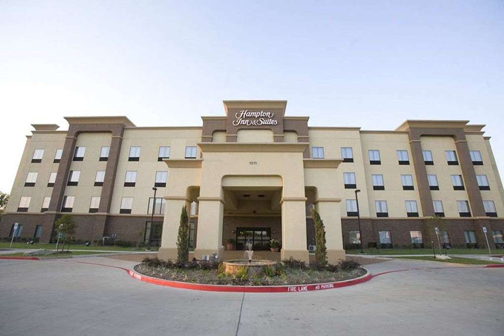 Hampton Inn & Suites Dallas-DeSoto | 1311 E Centre Park Blvd, DeSoto, TX 75115, USA | Phone: (972) 228-0200