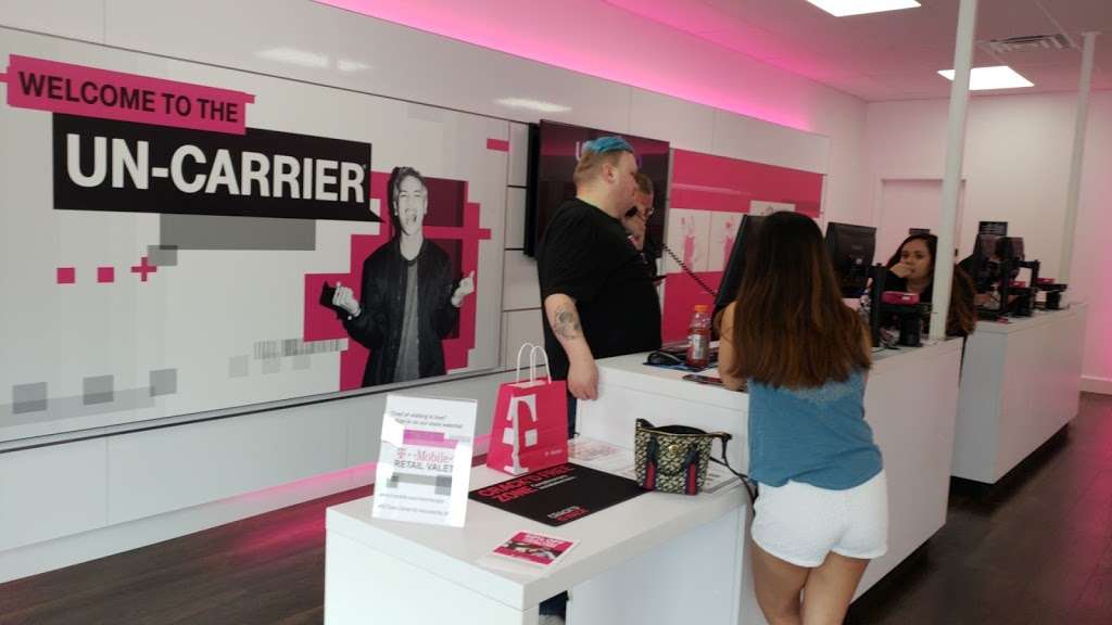 T-Mobile | 492 Town Center Dr, Mooresville, IN 46158, USA | Phone: (317) 584-6329