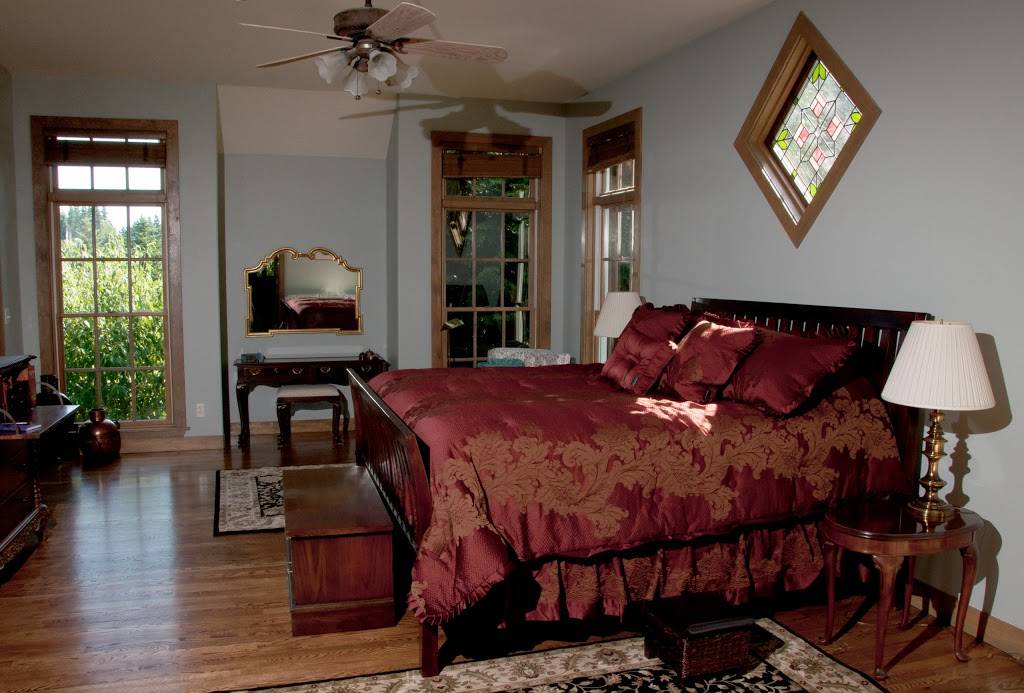 Hideway Lodge Bed & Breakfast | 15228 NE 173rd St, Woodinville, WA 98072, USA | Phone: (425) 286-2240