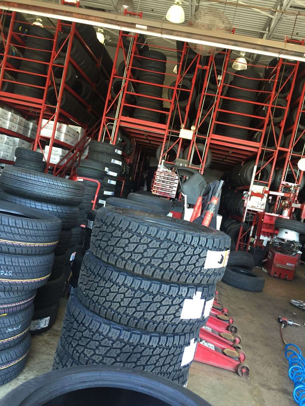 Discount Tire | 10128 Indianapolis Blvd, Highland, IN 46322, USA | Phone: (219) 922-8127