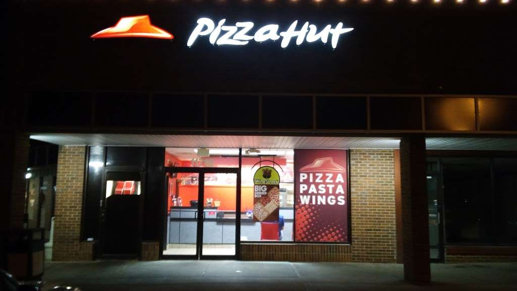 Pizza Hut | 11719 College Blvd, Overland Park, KS 66210, USA | Phone: (913) 469-5714