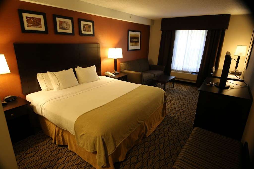 Holiday Inn Express Hotel & Suites Danbury - I-84 | 89 Mill Plain Rd, Danbury, CT 06811, USA | Phone: (203) 205-0800